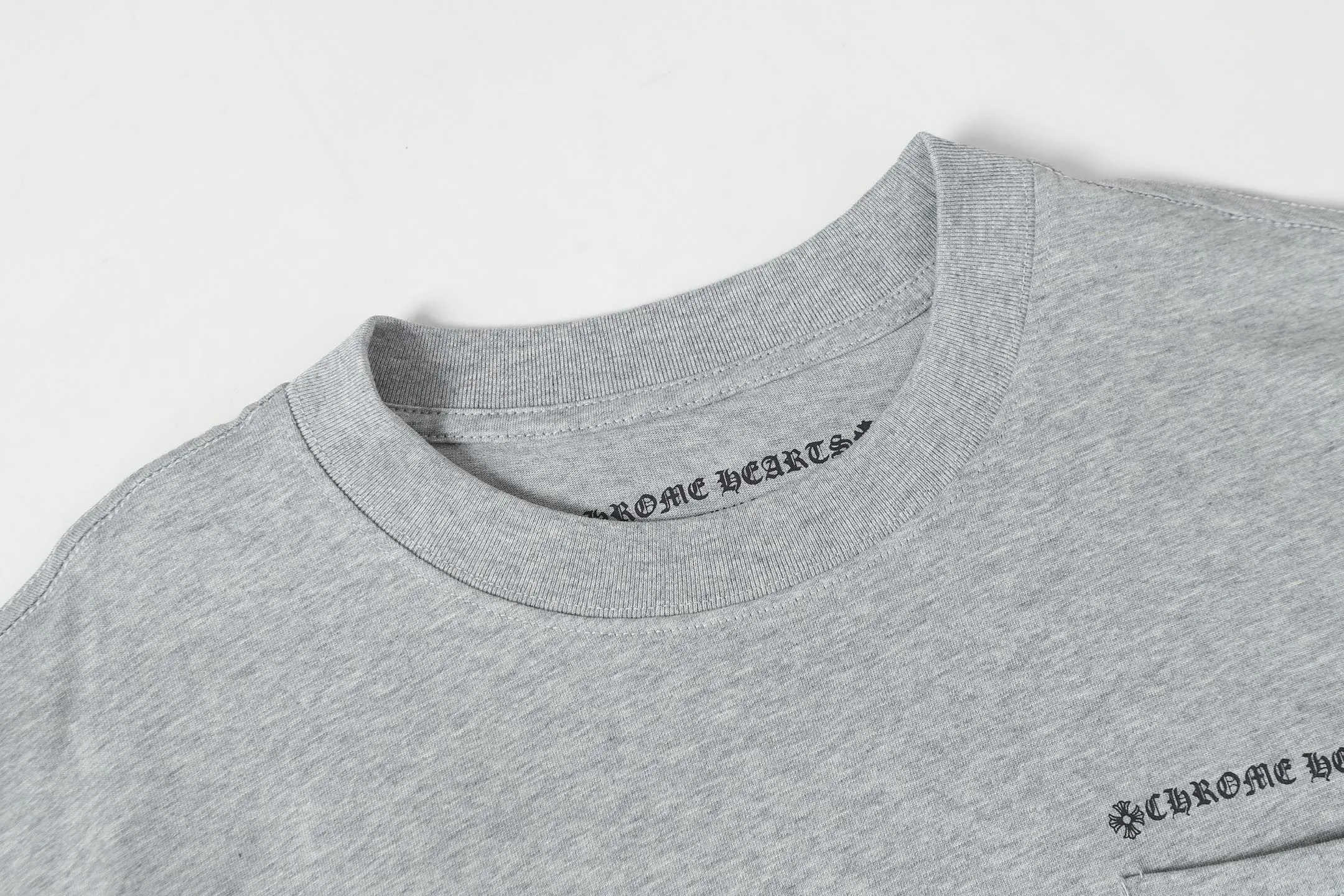 P150 Cross-border model, please do not place an order if you are pursuing quality - Chrome Hearts/Chrome Hearts Graffiti ✍️ printed short-sleeved T-shirt - High weight, high density and high quality. The wool is soft, delicate and skin-friendly. Soft and silky to the touch. Excellent warmth and skin-friendly properties. - Customized weaving and dyeing, no color difference, no matter the fabric or workmanship details. Comparing with the ordinary version on the market -Colour: floral gray -Size: S M L XL